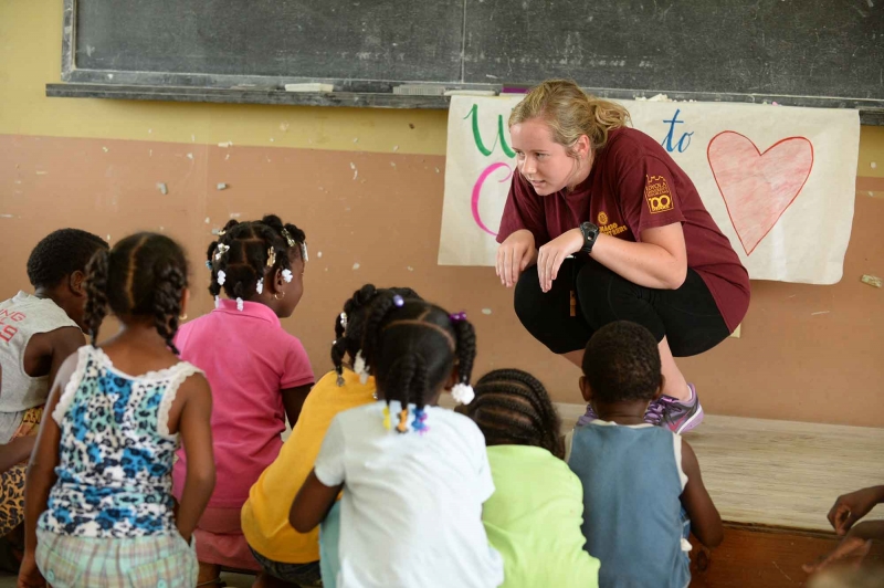 Loyola student voluteers in Belize