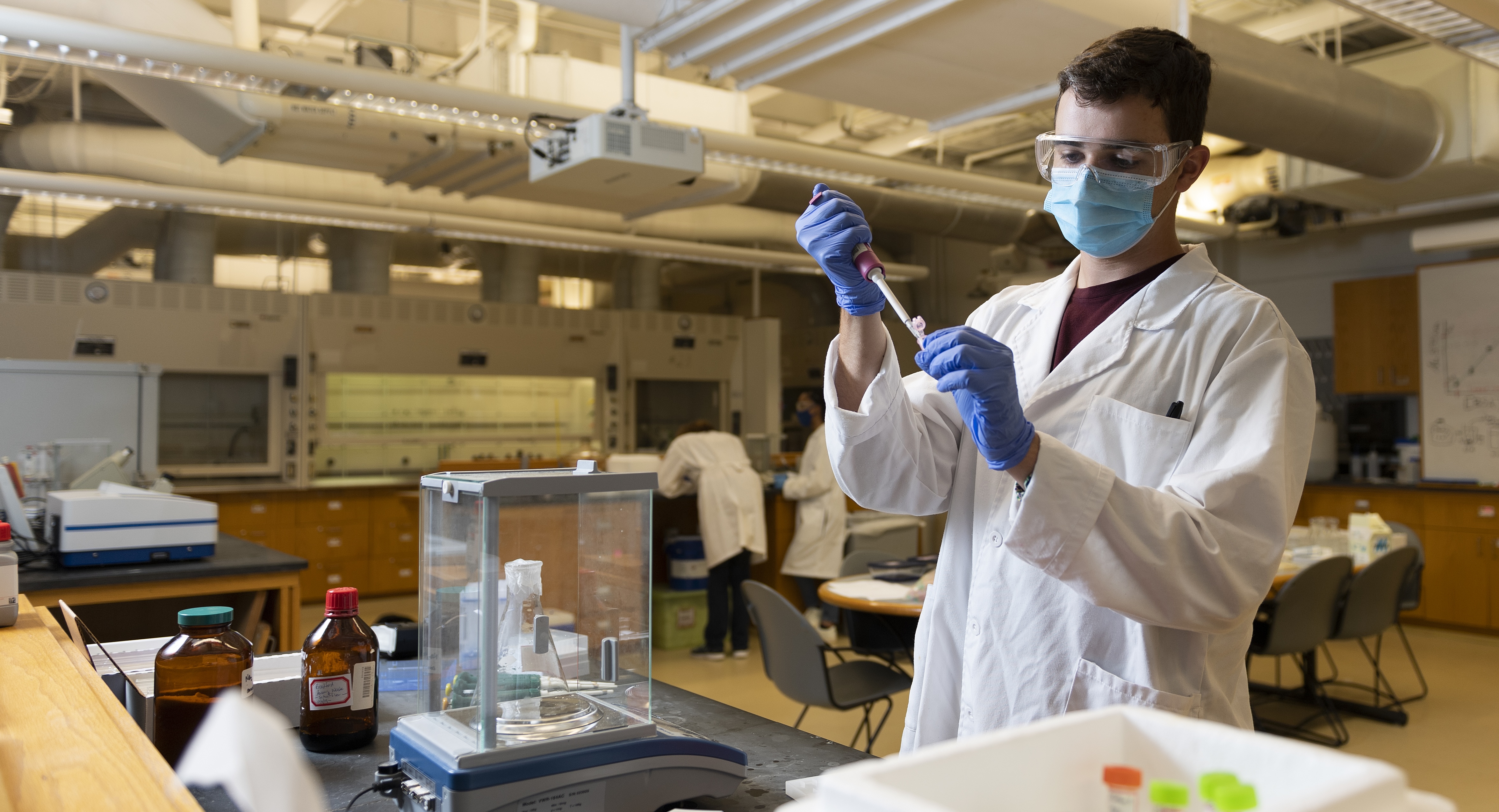 A Loyola student working in a chemistry lab